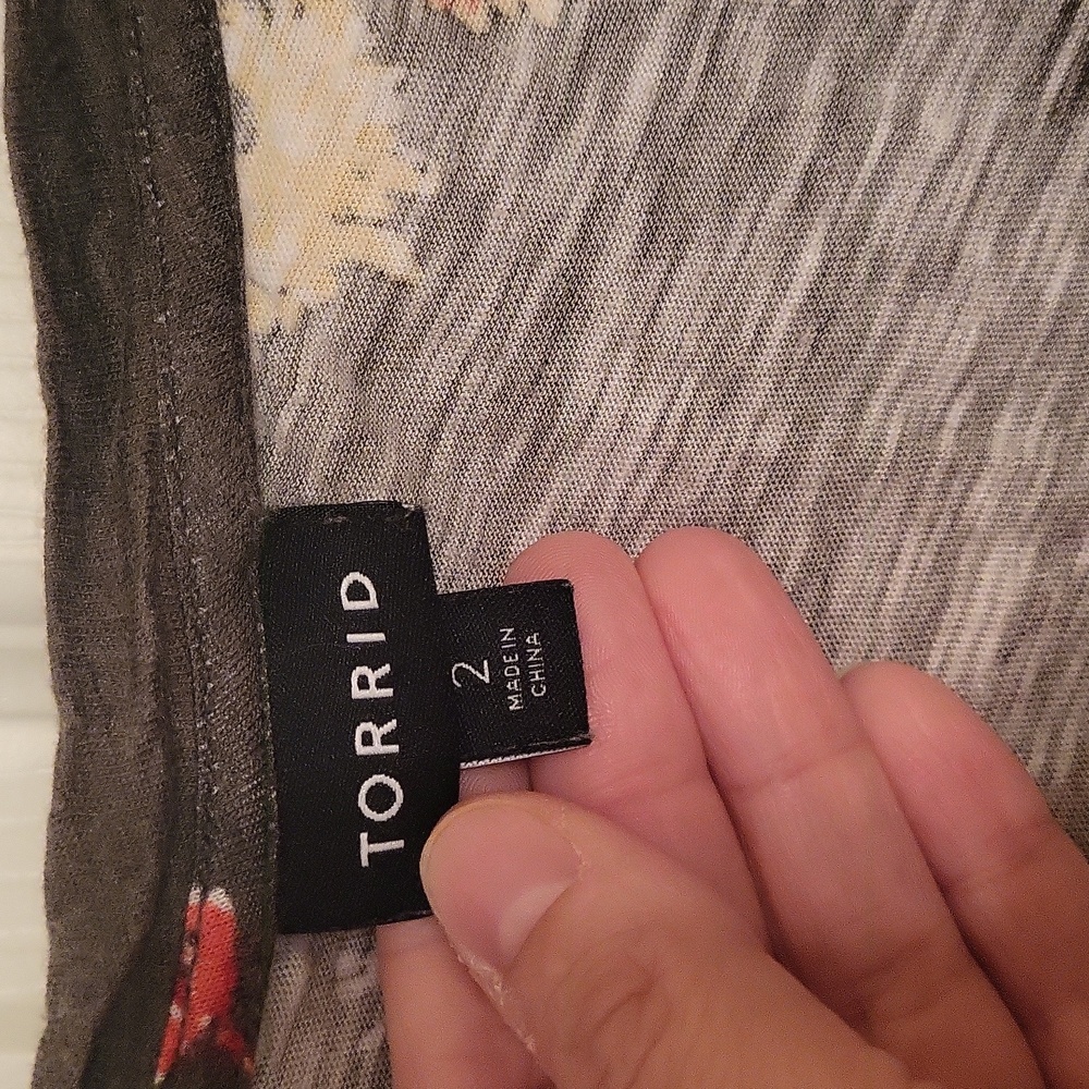 Torrid Floral V-Neck Short Sleeve Top - Picture 4 of 6